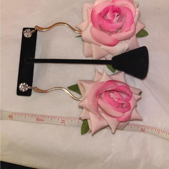 Nwot Pink rose drop earrings. - Picture 5 of 7